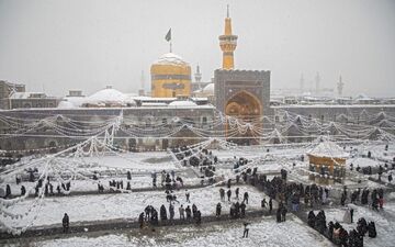 برف سنگین مشهد را سفیدپوش کرد؛ حرم رضوی در منظره‌ای دیدنی + ویدئو