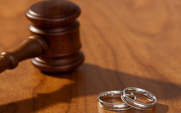 دیگر از این زندگی کثیف و گناه آلود خسته شده ام/شوهرم با دوست دخترهایش مهمانی شیطانی می گیرد