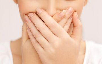 دهانت صبح‌ها بوی بد میده؟ بیا تا بهت بگم چکار کنی که مشکل رفع بشه!
