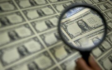 تعریف های ترامپ دلار را زمین زد