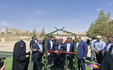 افتتاح ۲ چمن مصنوعی مدرسه‌ای در مهریز با مشارکت خیران