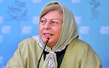 این مرد جوان که ثریا قاسمی در آغوش اوست کیست؟|این عکس از ثریا قاسمی خبرساز شد