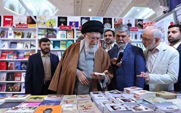 بازدید رهبر انقلاب از نمایشگاه کتاب + فیلم 