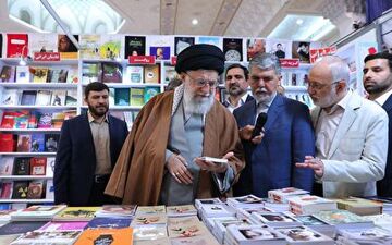 بازدید رهبر انقلاب از نمایشگاه کتاب + فیلم 