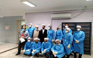 لحظاتی از خدمت‌رسانی طلبه جوان به بیماران کرونایی 