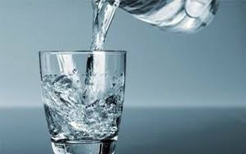 بهترین شیوه نوشیدن آب؛ جرعه‌جرعه یا یک‌باره؟
