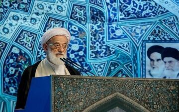  دنیای استکبار برای و فرهنگ و سیاست ملت ایران برنامه‌ریزی کرده است