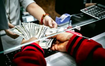 قیمت دلار بدون افزایش درآمد ارزی کاهش نمی یابد | دلارزدایی بدون نفت پول ملی بی ارزش است