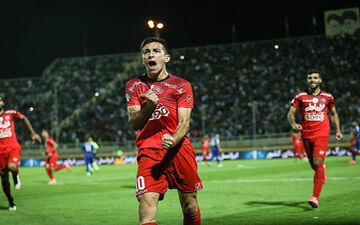  فرشاد احمد زاده در پرسپولیس ماندنی شد