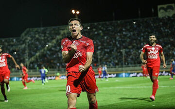  فرشاد احمد زاده در پرسپولیس ماندنی شد