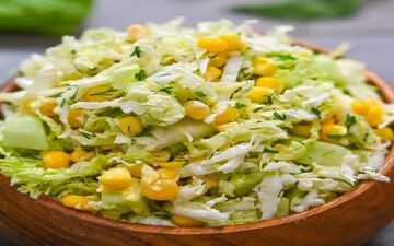 طرز تهیه سالاد خیار و ذرت| یک پیش غذای ناب که همه رو مجذوب خودش می‌کنه
