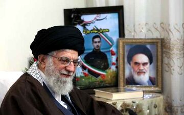  رهبر انقلاب در منزل یکی از شهدای ناجا