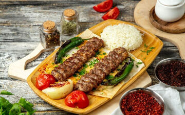 می خوای کباب کوبیده خانگی اما به روش رستورانی درست کنی؟ بیا تا راز نریختن کباب از سیخ رو بهت بگم!