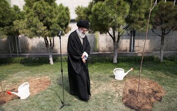 روایت رهبر انقلاب از نامه ای که موجب شد تا ایشان درخت میوه بکارند