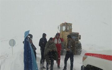 ۳ معلم از برف و کولاک الیگودرز نجات یافتند