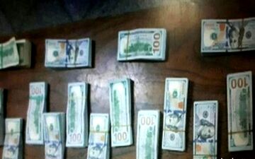 کشف ۲۰۰ هزار دلار بسته بندی شده از یک مسافر در فرودگاه مشهد + عکس