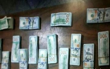 کشف ۲۰۰ هزار دلار بسته بندی شده از یک مسافر در فرودگاه مشهد + عکس
