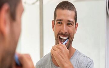 این اشتباه باعث زرد شدن دندان‌های شما می‌شود