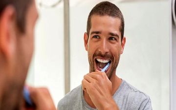 این اشتباه باعث زرد شدن دندان‌های شما می‌شود