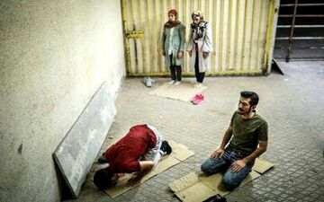 ابتکار: دیشب زن‌ومرد بین دو نیمه نماز خواندند/خبری از فحش و فساد هم نبود!