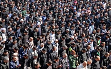 اقامه نماز ظهر عاشورا در خرم‌آباد