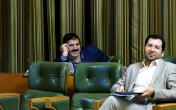 ژست جالب عباس جدیدی در جلسه امروز شورای شهر/عکس