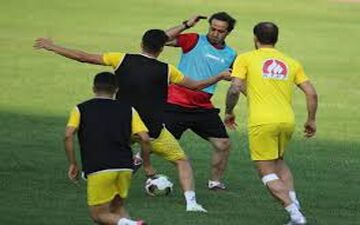  علی کریمی17 آذر پا به توپ می‌شود