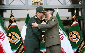  امیر حاتمی وزارت دفاع را تحویل گرفت 