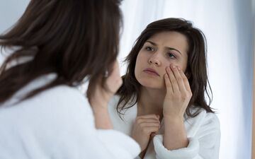 دلیل ایجاد پف زیر چشم چیست و چگونه میتوان آن را رفع کرد؟
