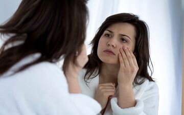 دلیل ایجاد پف زیر چشم چیست و چگونه میتوان آن را رفع کرد؟
