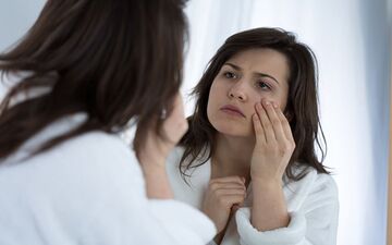 دلیل ایجاد پف زیر چشم چیست و چگونه میتوان آن را رفع کرد؟
