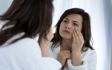 دلیل ایجاد پف زیر چشم چیست و چگونه میتوان آن را رفع کرد؟
