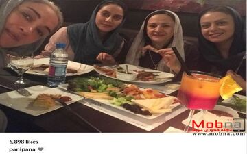 سلفی بانوان هنرمند به همراه گلاب آدینه در یک رستوران (عکس)