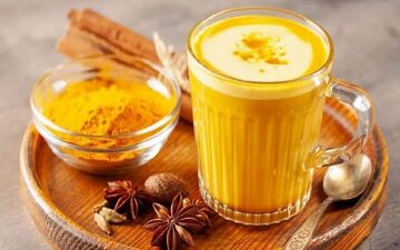 چرا شب‌ها باید شیر زردچوبه بنوشید؟ ۷ فایده شگفت‌انگیز برای بدن شما