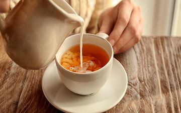 ترفند جالب برای طعم بهتر چای/ شیر را کی و چطور به چای اضافه کنیم؟