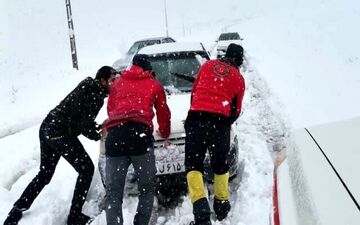 رهاسازی 8 دستگاه خودرو گرفتار در برف و کولاک در اشنویه