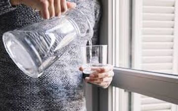 چرا با نوشیدن آب نفخ میکنیم؟