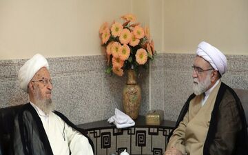 آیت الله مکارم شیرازی: مظاهر فساد و فقر در مشهد به حداقل برسد