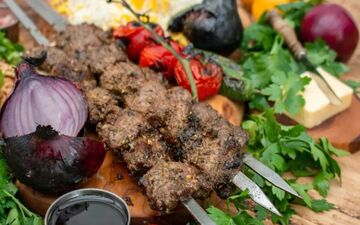 طرز تهیه کباب چنجه با آب انار؛ غذای شمالی خوشمزه و مجلسی