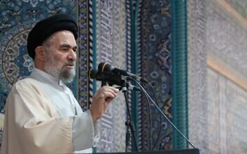 امام جمعه بروجرد: قدرت ایمانی وجه متمایز ارتش جمهوری اسلامی است