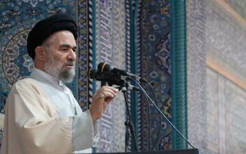 امام جمعه بروجرد: قدرت ایمانی وجه متمایز ارتش جمهوری اسلامی است