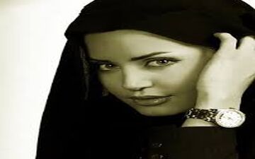 پوشش و ظاهر الناز شاکردوست و دوستانش در پشت صحنه نمایش «گُم و گور»