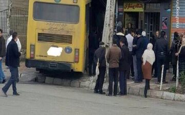 صحنه هولناک ورود اتوبوس به مغازه قنادی در قزوین + عکس