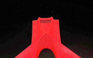 برج آزادی سرخ‌پوش شد