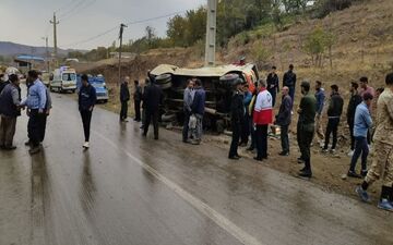 واژگونی مینی‌بوس با یک کشته و 19 مصدوم در عجب‌شیر