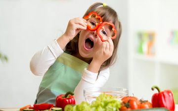 پایه‌گذاری عادات غذایی سالم در کودکان با مصرف روزانه سبزی و میوه