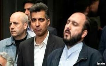 حمله ملخ‌ ها، رقص رضا کیانیان و شعار سیاسی برای فردوسی‌پور
