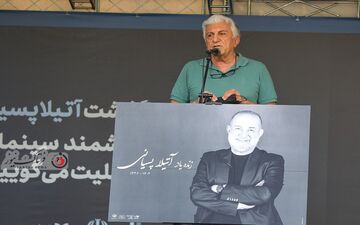 تصویری غم انگیز از ستاره پسیانی در زمان خاکسپاری آتیلا پسیانی!