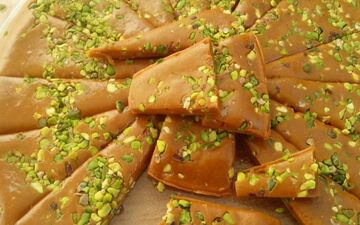 آموزش تهیه سوهان: شیرینی سنتی اصفهانی با طعم زعفرانی