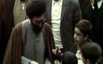 خاطره جالب از حضور رهبر معظم انقلاب  در نماز جمعه و عیدی کودکان به ایشان + فیلم